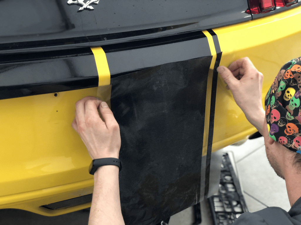 Aufkleben von Sportstreifen auf die Stoßstange Ford Mustang Kyiv